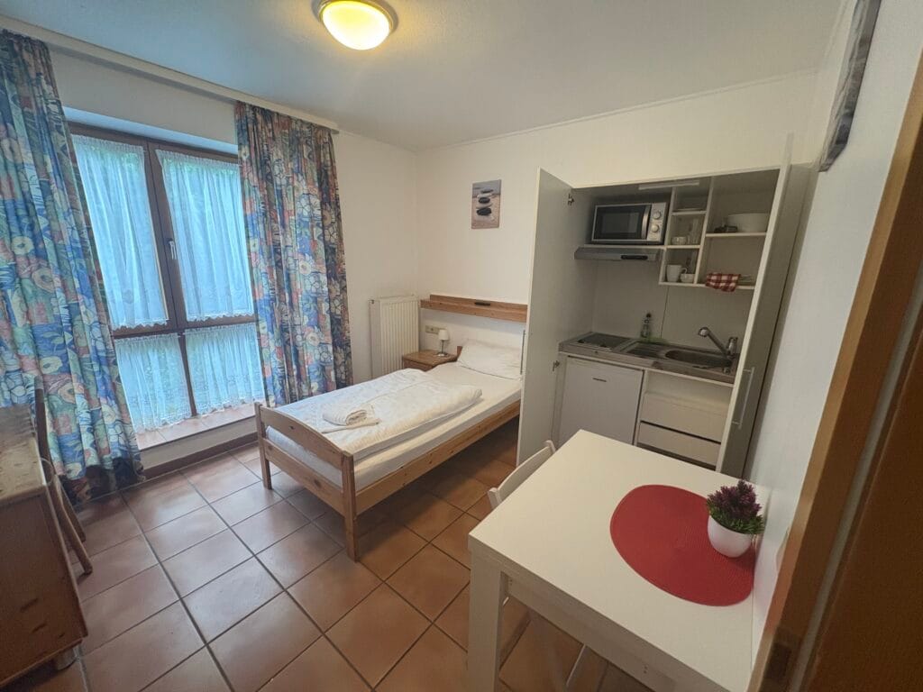 Einzelzimmer mit Küchenschrank
