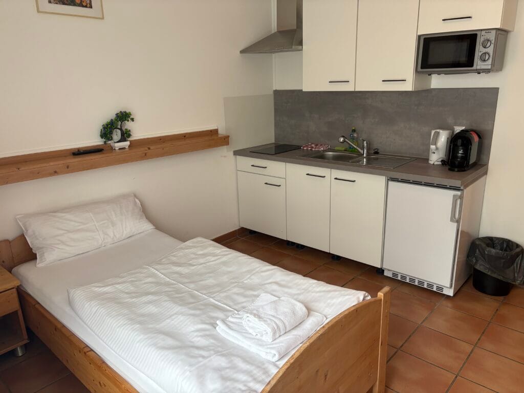 Küchenzeile mit Bett Einzelzimmer