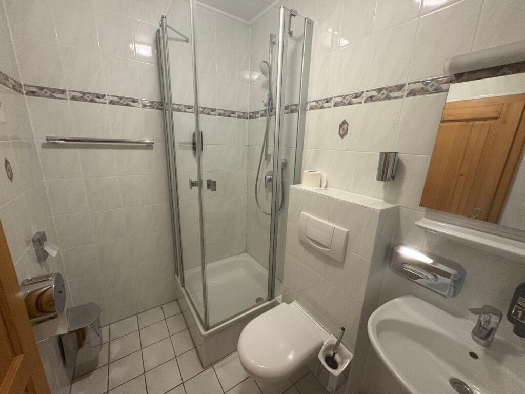 Badezimmer Waschbecken, Toilette und Dusche