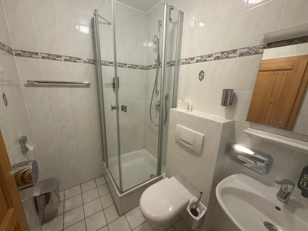 Badezimmer Waschbecken, Toilette und Dusche