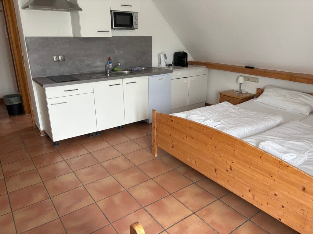 Dreibettzimmer mit Küchenzeile