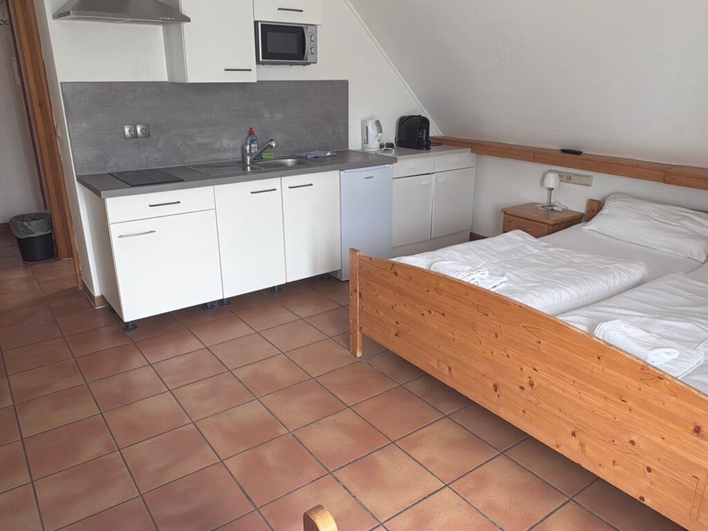 Dreibettzimmer mit Küchenzeile