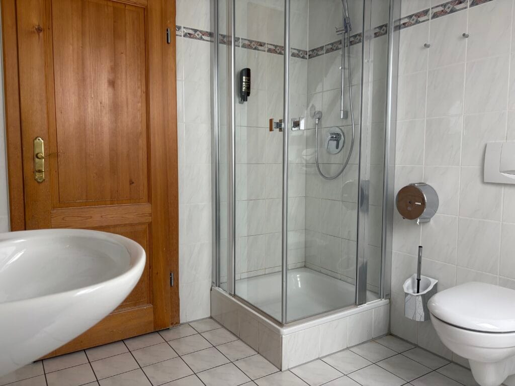 Dreibettzimmer Badezimmer