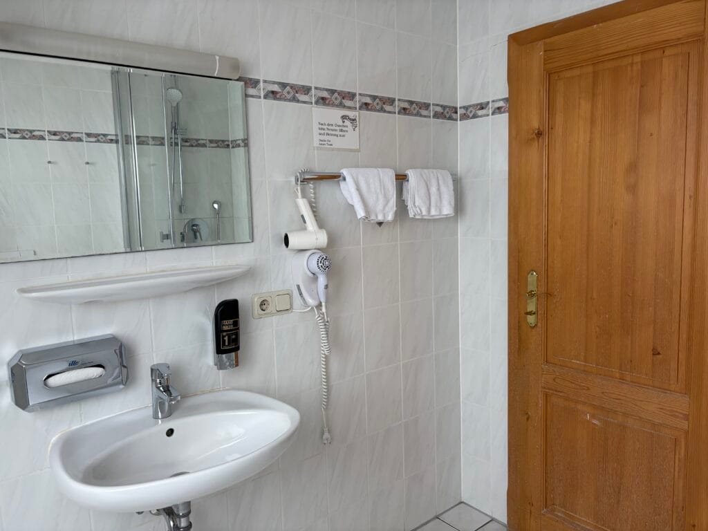 Dreibettzimmer Badezimmer